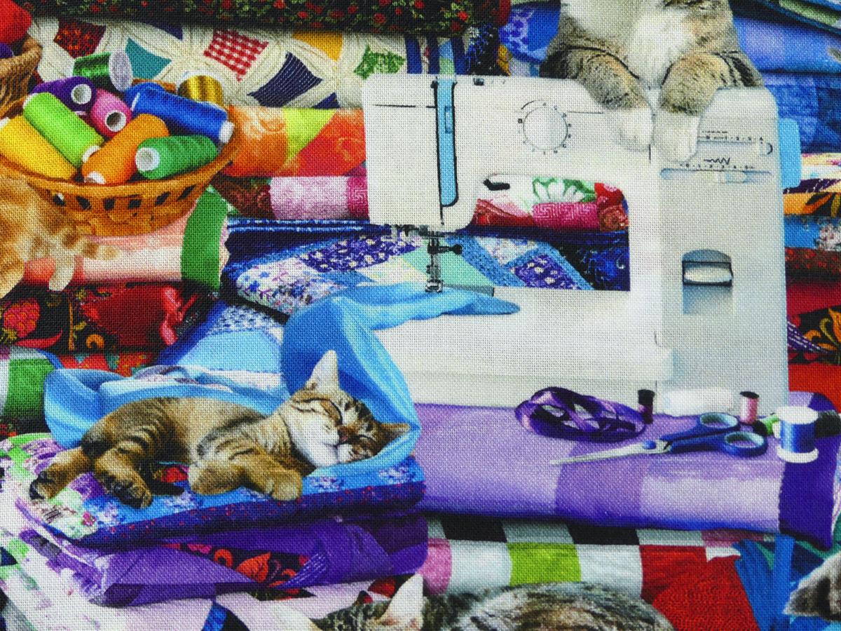 Patchworkstoff mit Nähmaschine als Motiv bunt